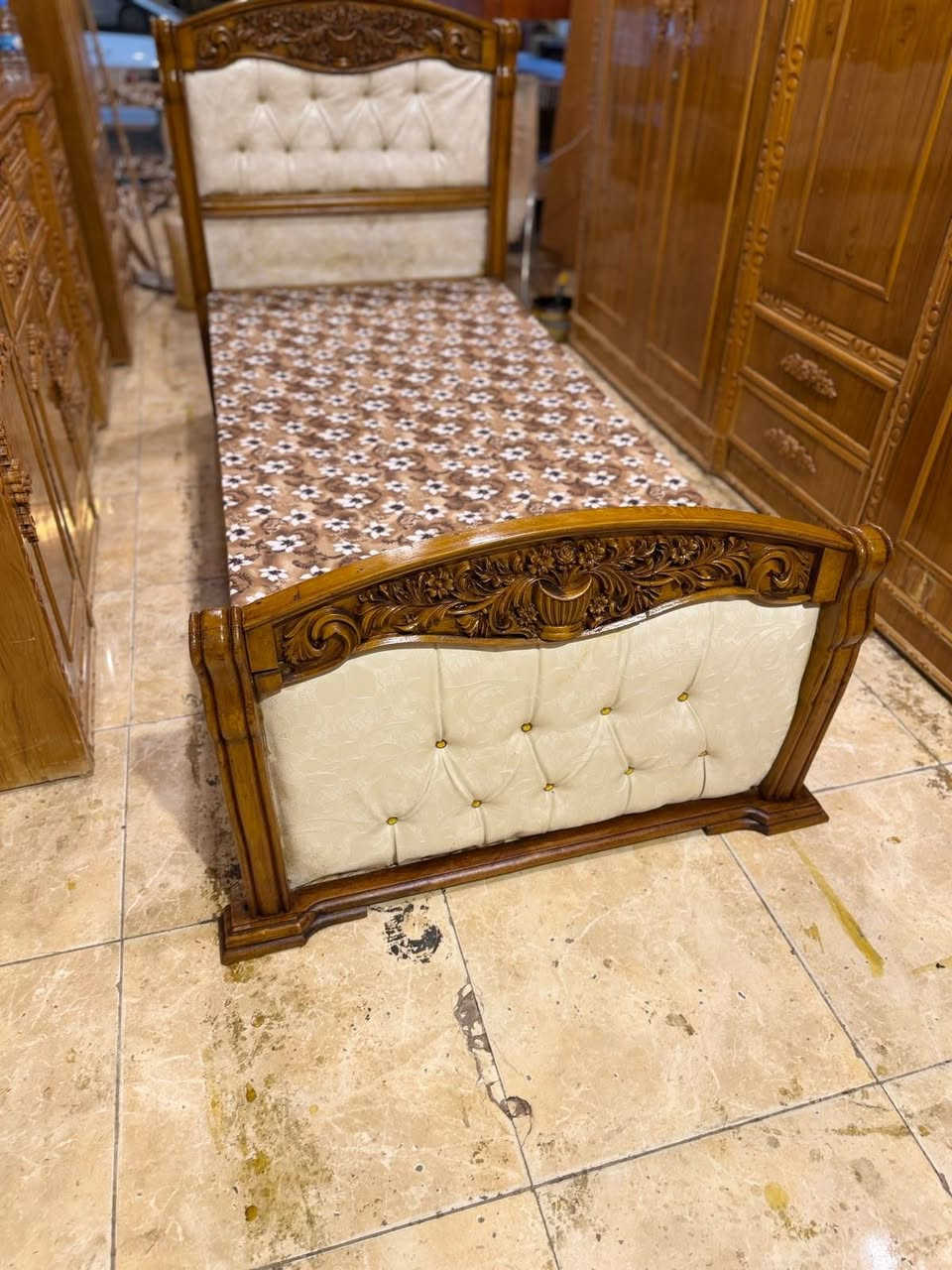 السلام عليكم
عرض خاص ومغري بس ( 100) سعر الواحد ( شغل توصي ثقيل) 
توفر لدينا من جديد تخت نفر عدد ثلاثه فول نظافه 💯💯 نقش زان 💥 فصال حديت  
للاستفسار وتساب *********** مباشر ***********🌹 
ومستعدون لشراء الغرف النوم المستعمله و الكناتير 🌷
