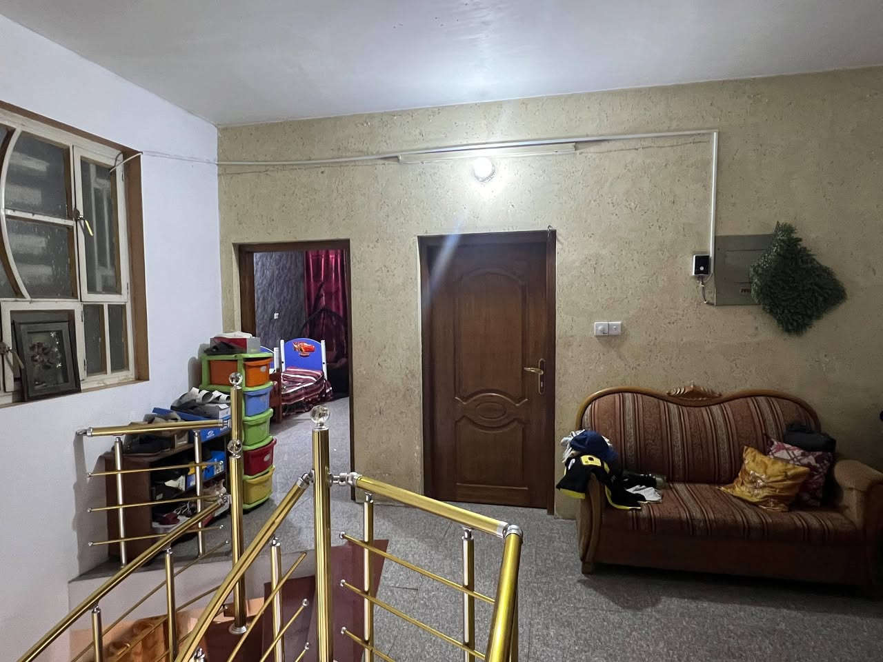 السلام عليكم دار للبيع منطقة البلديات un شارع 30 مساحه 150 متر واجه 7.5 ونزال 20 //
بناء سنة ٢٠١٠ /
الاستفسار على   الارقام/***********/
‎***********
الطابق الأول غرفة استقبال كبيرة وصالة وغرفة نوم ومطبخ وثنين مناور 
الطابق الثاني ٣ غرف نوم وصالة وصحيات
