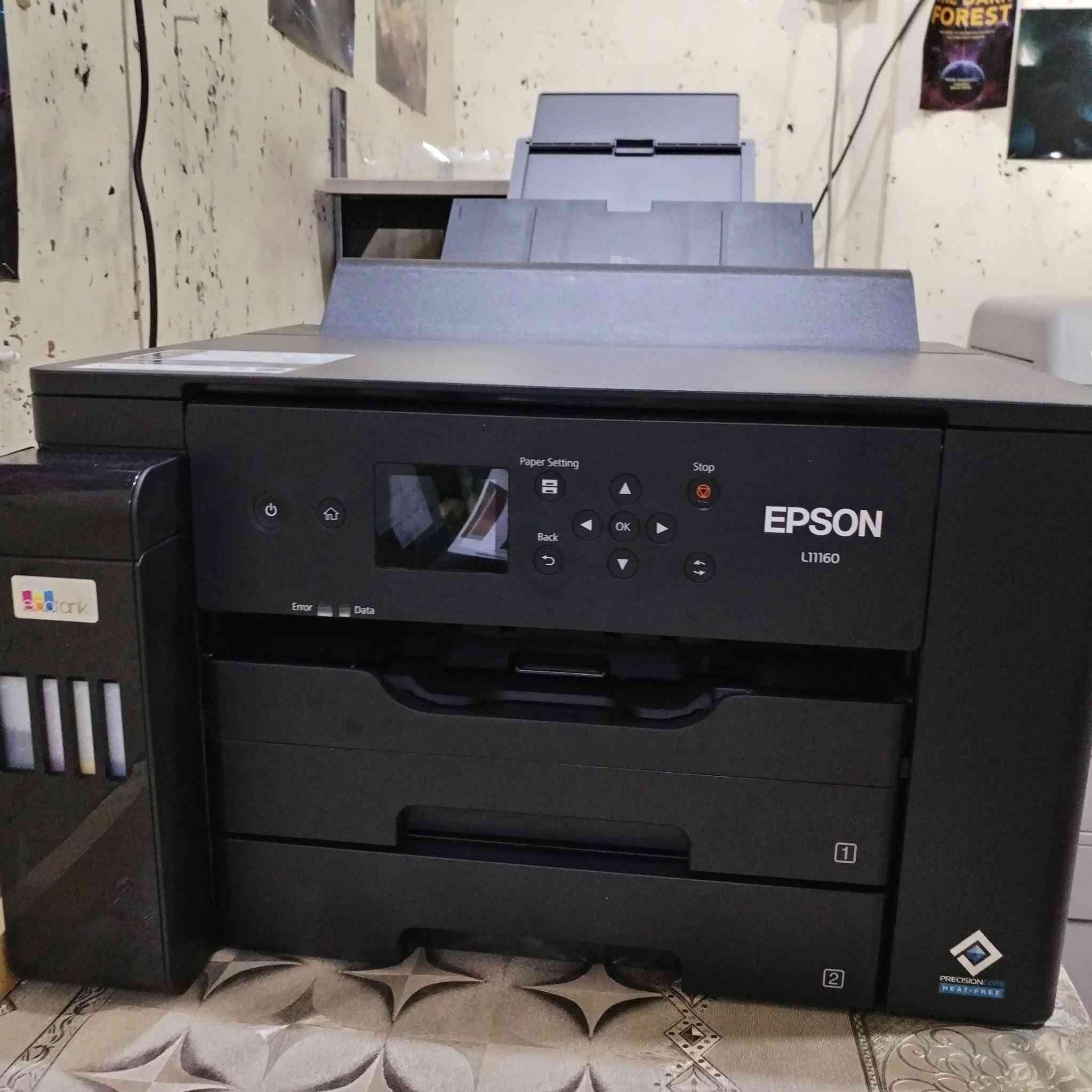 طابعة للبيع Epson L11160 A3
مستعجل ع بيعتهه طابعه جديده البارحه مشتريهه
عدادهه 52 نسخه فقط 
السعر 850 الف 
بيهه ضمان سنه من الوكيل 
***********

نص مكتوب في الصور:
- EPSON EcoTank L11160 طابعة احترافية اقتصادية مناسبة لطباعة الكتب | الأعمال | المشاريع | المزيد للبيع Epson L11160 A3+ Printer نظام حبر اقتصادي قابل للتعبئة طباعة ألوان وأسود طباعة لحد A3+ منفذ شبكة Ethernet منفذ USB USB Wi-Fi اتصال لاسلكي جودة طباعة ممتازة وواضحة حالة ممتازة مناسبة لطباعة الكتب والأغلفة استخدام قليل جداً (52 صفحة فقط) طباعة A3+ مميزة جميع الألوان تعمل بشكل ممتاز Wi-Fi / USB / Ethernet مناسبة للكتب والأعمال والمشاريع حالة ممتازة ونظيفة تم شراؤها البارحة سبب البيع ظروف شخصية السعر 850,000 دينار عراقي للتواصل *********** التواصل الجاد فقط التسليم داخل بغداد بغداد