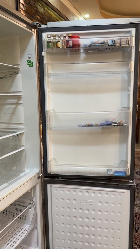 ثلاجة للبيع ماركة وجودة عالية مابيها اي ضرر وباردة المكان ببغداد سعرها ب275 الف وبيها مجال ***********
