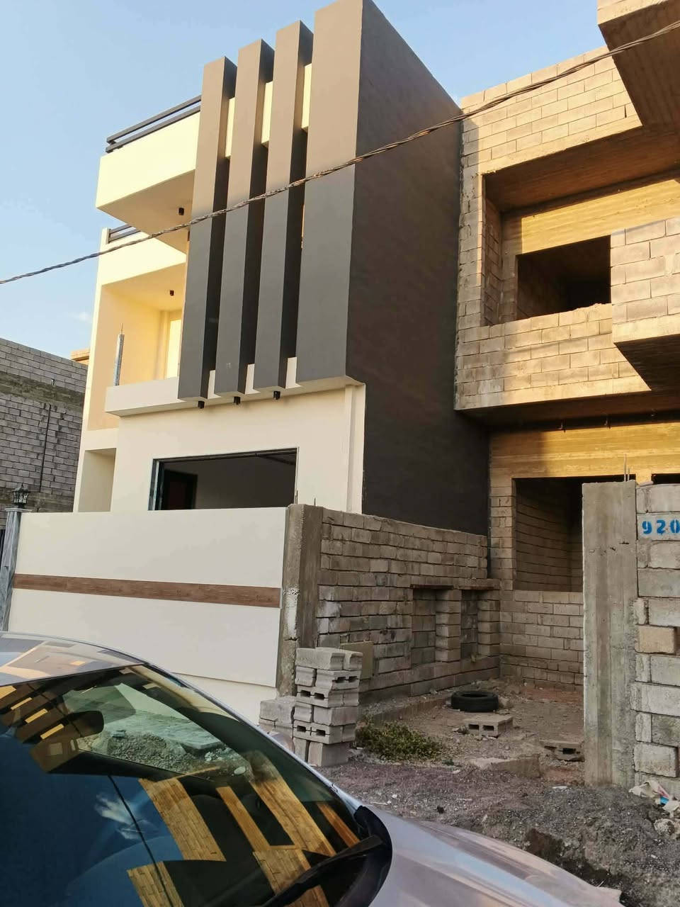 🚨 بيع مستعجل - بيت هيكل
📍 الموقع: منطقة زيونة - مقابل مديرية المرور على الجهة اليمنى (كامل الخدمات: تبليط، ماء، كهرباء). 📐 المساحة: 154 م² (الواجهة 8.5 م) | العائدية: وصل بلدية زراعي.

🏗️ مواصفات البناء:

بناء هندسي متين (حديد 16 ملم + نظام دكتات).

الطابق الأول: استقبال + هول + مطبخ كبير + غرفة نوم كبيرة + صحيات داخلية وخارجية معزولة + مكان غسالة.

الطابق الثاني: 3 غرف نوم + هول + صحيات + بيتونة كبيرة وستائر.

📞 للتواصل والاستفسار: [***********]
