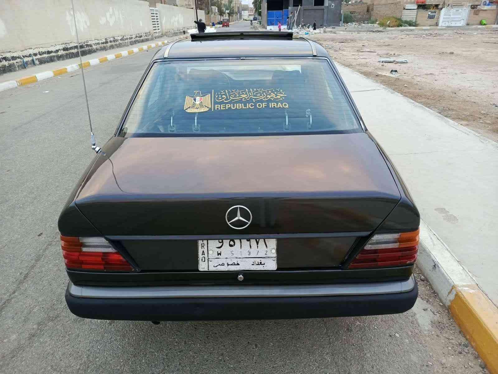 السلام عليكم مارسدس دب للبيع موديل 1988
رقم بغداد مشروع وطني سنويه 2028 
مكينه وكير بطه جديدة 3000 vvti 
حدادية أمامي وخلفي جديدة 
مصبوغه عام جمالية بدون حادث 
قواعد دبل والبرانكيت عالبلاد 
تبريد شغال وي السويج 
تخم تاير جديد 
كهربائيات كله شغاله 
سنتر لوك ريمونت 
اسلايت شغال 
لايت زنون 
تحويل مباشر 
السعر   54  بيه مجال للشراي 
***********
***********
