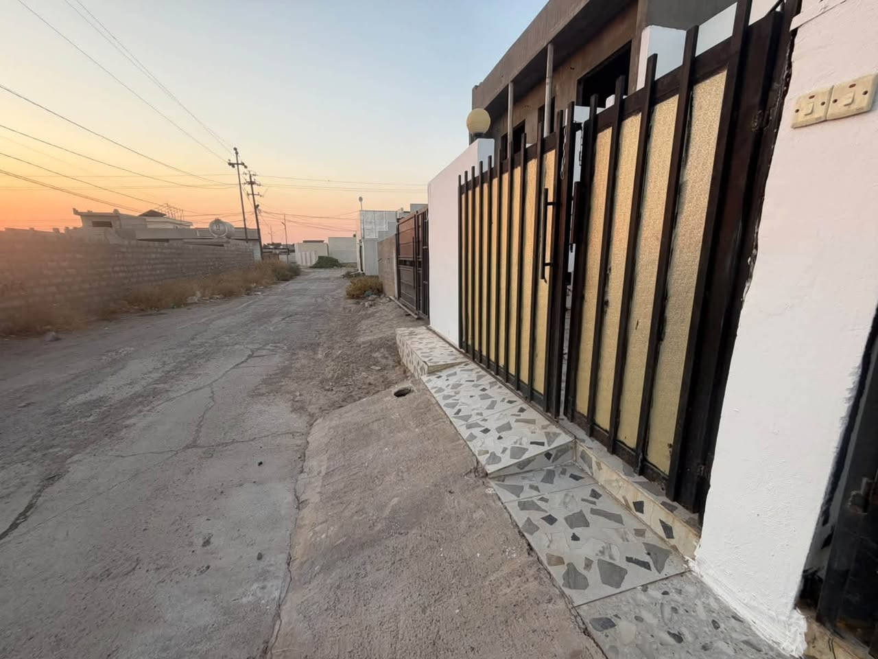 بيت للبيع زراعي مساحة 100 متر بحي بدر بفرع خدمات هشام تدخل جوه قريب ع شارع المزارع بي غرفة نوم ومطبخ وصحيات ومنور واستقبال وكراج وتواليت خارجي ودرج خارجي فول سيراميك ومغربي ونظام دكت البيت جديد كدامه تبليط ماي وكهرباء وبي خط مولده هم اني صاحب البيت مو مكتب سعرها 38 مليون للأستفسار ***********
