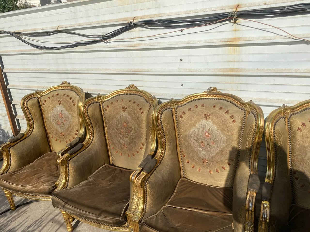 السلام عليكم 
تخم مصري خشب زان درجة اولى 10 نفر قنفتين ام 3 نفر و4 كراسي الخشب مابي اي ضرر بس الدوشمة تعبانة ينرادلها دوشمة التخم شحن من مصر مباشرة خشب ثقيل وتكمة يعني الي ياخذه مجرد يغير الدوشمة يرجع توب وراقي ويتحمل اوزان ثقيلة المكان بغداد حي العدل للاستفسار الاتصال على الرقم ***********
