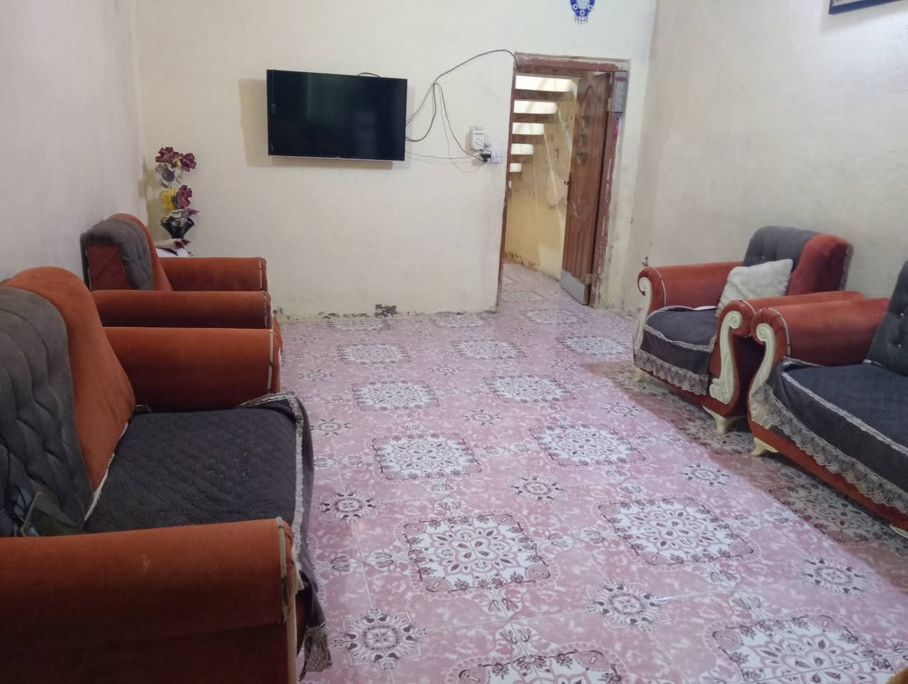 السلام عليكم بيت معروض للبيع مساحة البيت 250 متى يحتوي على 2 غرف نوم وصالة كبيرة وحمام ومطبخ والملحقات الأخرى العنوان حي الحكيم نزلة نزار القديمة قرب مدرسة الرميلة قريب على الشارع العام السعر 55 مليون للتواصل واتساب ***********
