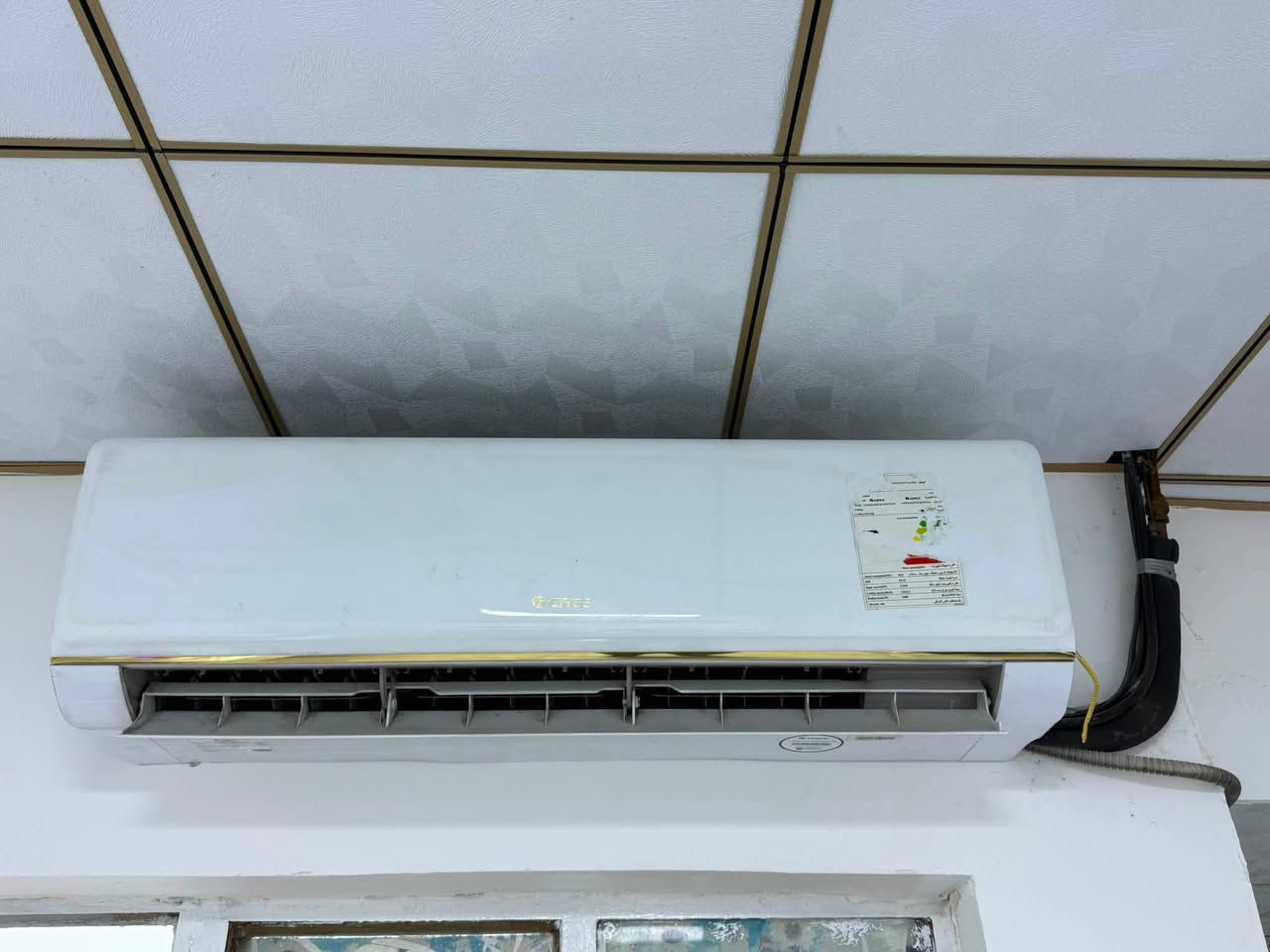 سبلت گري 2 طن مستعمل نظيف تبريد خير من الله نظافته مثل مموضح بالصورة تجي تفحص النظافة وتشوف التبريد بنفسك وتشتري مكان العزيزية شارع الخليج . للاستفسار مراسة خاص او اتصل على رقمي ***********
