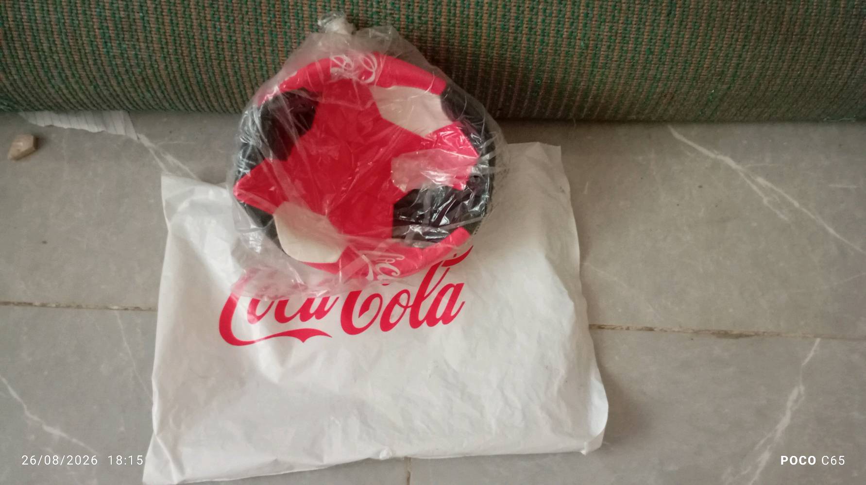 سلام عليكم  كرة قدم من شركة كوكا كولا جديدة بل كيس ومحتفض بيهن ما مستخدماتت ابد العدد 4