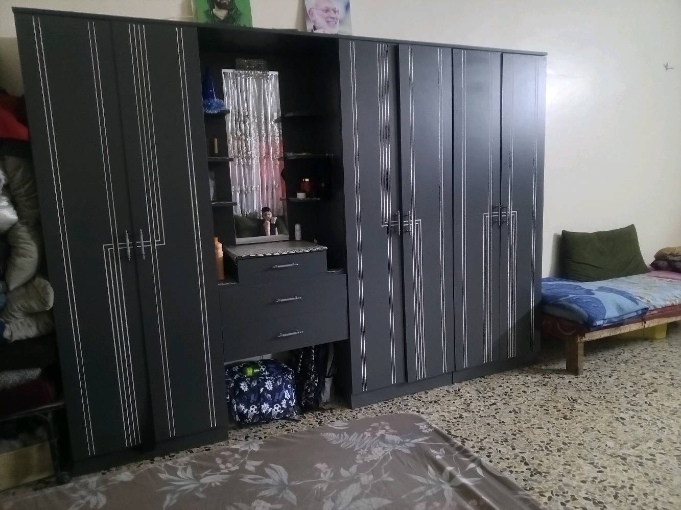 السلام عليكم ورحمه الله وبركاته غرفة نوم تركية  كامله وميز بلازما ورفوف للبيع استعمال الغرفة صارلها 3 اشهر سبب البيع محتاجهن عندي عملية والله 
العنوان بغداد السيدية 
***********