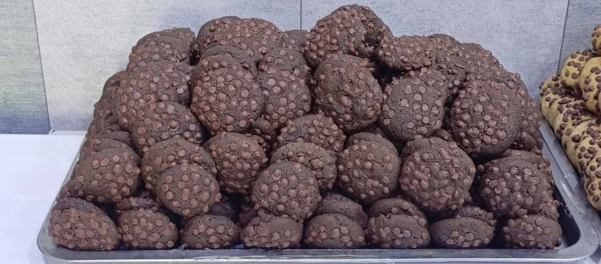 🍪✨ للكوكيز  عشّاقها… ولعدنا كل الأنواع اللي تحبوها! 😍

من الكوكيز الكلاسيكي 🍪 إلى كوكيز الشوكولاتة 🍫، والكوكيز المحشي والمليان نكهات لذيذة 🤎… اختاروا المفضل عندكم وخلو لحظتكم أحلى!

🤎 كوكيز طازج، مقرمش من الخارج وطري من الداخل… ومتوفر يومياً في أفران ومعجنات المائدة.

شنو نكهتكم المفضلة؟ 👀🍪
تعالوا جرّبوها وخلو الطعم يحچي! 😋

#أفران_ومعجنات_المائدة #كوكيز #حلويات #كوكيز_عراقي #طعم_يستاهل 

📍 العنوان/ الدورة/ابو دشير/الشارع العام/ مقابل جامع الرحمن 

✨ للطلب والاستفسار الاتصال على الرقم التالي واتساب ***********📞

