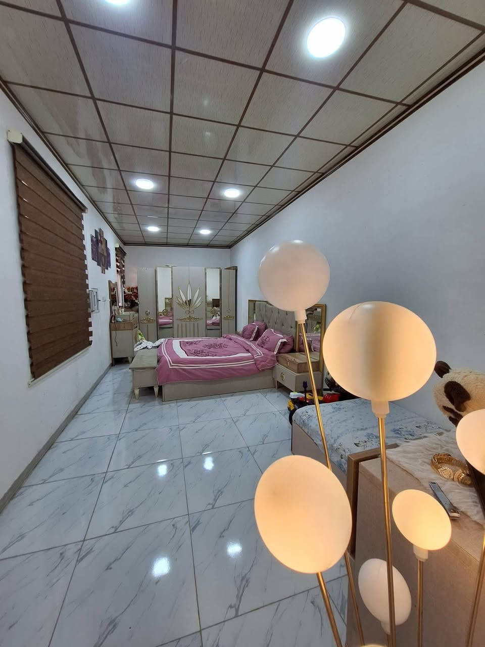🏠 للبيع بيت في منطقة الكندي – أراضي بيت حديد
مساحة الأرض 130 م²، واجهة 6.5 م وعمق 20 م.

تفاصيل البناء:

البناء سنة 2021.

البيت مكوّن من طابقين منفصلين حاليًا.

الطابقان قابلان للدمج والانفتاح على بعضهما، والفاصل بينهما مكوّن من قطع قابلة للإزالة.

الطابق الأرضي يحتوي على غرفتين متوسطتي الحجم.

الطابق العلوي يحتوي على غرفة كبيرة جدًا.

📑 صنف العقار:

بستان ملك صرف.

طابو 25.

يوجد وصل من البلدية.

📞 للتواصل والاستفسار:
***********
