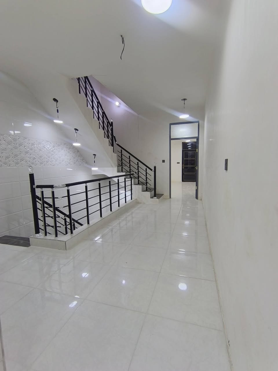 بيت للبيع 85متر مدخلين ٣نوم وصاله ومطبخ وخدمات الشعب مقابيل مطعم حجي عادل لاتصال مكتب كليم الله للعقار مقابل مدرسة بلقيس تابعني على صفحه حصريا ***********
