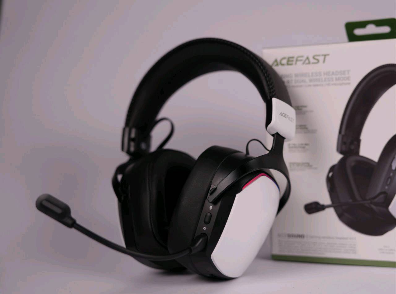 سماعة الألعاب اللاسلكية Acefast H11

أهم مواصفات هذه السماعة:خيارات الاتصال (اتصال ثلاثي)تتميز السماعة بمرونة عالية في التوصيل وتعمل مع أغلب الأجهزة:لاسلكي 2.4G: باستخدام "دنغل" USB يضمن زمن تأخير منخفض جداً (0.02 ثانية)، مما يجعلها مثالية للألعاب التنافسية.بلوتوث 5.4: للاتصال بالهواتف الذكية والأجهزة اللوحية.اتصال سلكي: عبر منفذ AUX 3.5mm للاستخدام التقليدي.الأداء الصوتي والميكروفونالمحركات (Drivers): مزودة بمحركات ديناميكية كبيرة بحجم 50 مم مطلية بالتيتانيوم، توفر صوتاً محيطياً بتفاصيل دقيقة وباس (Bass) قوي.الميكروفون: ميكروفون عالي الدقة (HD) قابل للفصل، مع تقنية عزل الضجيج لضمان وضوح الصوت أثناء المحادثات.البطارية والشحنعمر البطارية: يصل إلى 70 ساعة من الاستخدام المستمر (عند إغلاق الإضاءة).الشحن السريع: تدعم الشحن عبر منفذ USB-C؛ حيث يمنحك شحن لمدة 10 دقائق فقط حوالي 3 ساعات من الاستخدام.سعة البطارية: 1000 مللي أمبير.التصميم والإضافاتإضاءة RGB: إضاءة ديناميكية ملونة تعطي مظهراً عصرياً للألعاب.الراحة: وسائد أذن مصنوعة من بروتين الجلد المريح (Memory-protein leather) مع هيكل قابل للتعديل لتناسب الاستخدام الطويل.الوزن: خفيفة الوزن نسبياً، تزن حوالي 320 جرام.تتوافق السماعة مع منصات الألعاب المختلفة بما في ذلك الكمبيوتر (PC)، أجهزة الكونسول (PS5/PS4, Xbox)، والهواتف الذكية.
السعر : 43 الف دينار عراقي