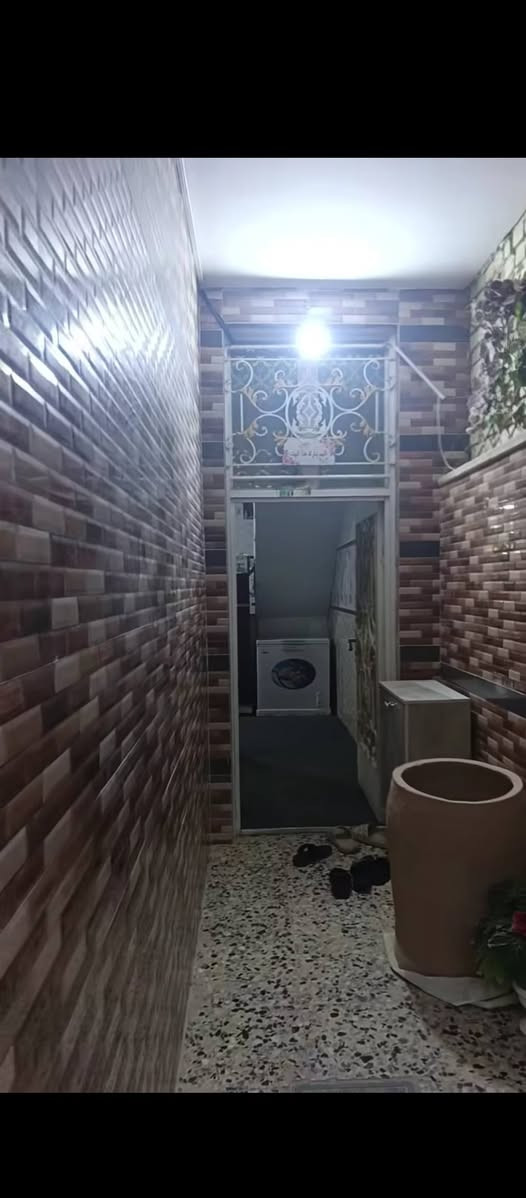 🔴🔴 دار { للبيع } النجف الأشرف 🔴🔴
                {حي النداء موقع مميز جداً }
                { طابو صرف }
--------------------------------------------------------------------------
المساحة    {  100 متر  }
السعر        { 40 مليون تطلوعة مع مجال } 
                { مطلوب للمصرف العقاري 100}  
الموقع       {  قرب مندي زمزم  } 
     خامس منزل عن المتنزه وطريق نجف كربلاء 
--------------------------------------------------------------------------
يتكون من طابق ونصف:
الطابق الاول // استقبال + صالة + مطبخ + صحيات داخلية وخارجية + غرفة نوم . 
الطابق الثاني // صالة + غرفة نوم.
--------------------------------------------------------------------------
ملاحظة// المنزل صب كونكريتي بناء درجة الاولى ممتاز جداً + الجدار سيراميك + المنزل قريب على شارع المجمعات وقريب على المتنزه وقريب على طريق نجف كربلاء.
--------------------------------------------------------------------------
للاستفسار الاتصال على الارقام
التالية { أو } الاتصال على الواتساب
 { أو } زيارة المكتب   
  
***********‏‪
--------------------------------------------------------------------------
موقع المكتب: اضغط على الرابط المثبت في البايو
--------------------------------------------------------------------------
تريد تبيع بيت او عرصة اتصل
على الرقم المثبت في البايو او مراسلتنا
 عن طريق الصفحه او اضغط على
 الرابط
--------------------------------------------------------------------------
 https://www.facebook.com/share/1E1onzQt66/
