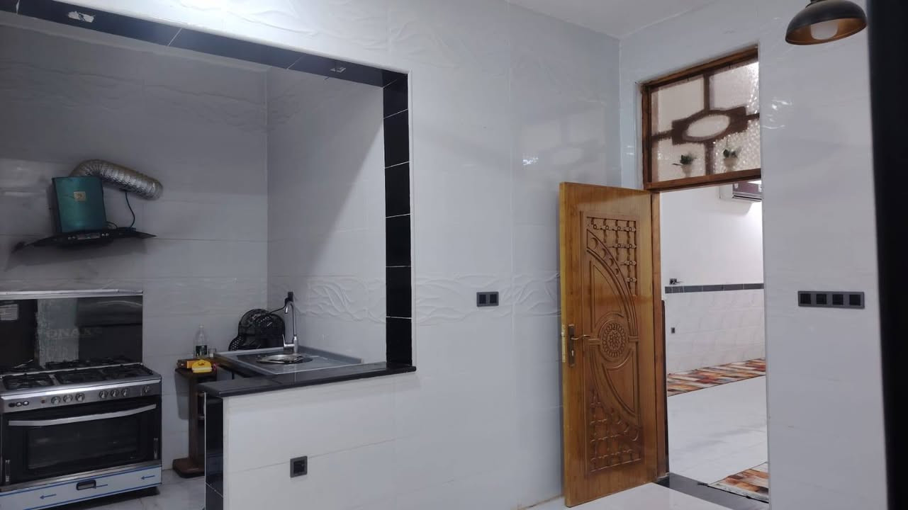يا الله بيت للبيع بل بيظاء المساحه 250 متر يحتوي علا قرفتين خمسه بخمسه زأد كلدور زأد هول 8 في 4 + مطبخ حار وبارد 6 في 4 +ستقبال 8 في 4  + محل خمسه في ثلاثه المجاري والصب بعد عنه خمس متار  عرض الشارع 11 الشارع متصل بل سده والنفط السعر 85 وبيه ***********
