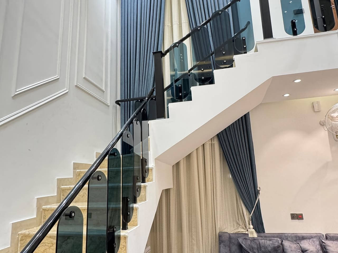 🏠 للبيع دار سكنية مميزة – دور القضاة
📍 الموقع: دور القضاة – موقع ركن ومميز
📐 المساحة: 300 م²
📜 الطابو: صرف- سند 
🛏️ الغرف: 5 غرف
🚿 الحمامات: 4
🍳 المطابخ: مطبخان – حار وبارد
🚗 الكراج: يتسع لسيارة واحدة
🏛️ السياج الخارجي: مرمر
🧱 الرصيف: مرمر
—————-

💰 السعر: 950 مليون دينار عراقي
💬 قابل للتفاوض

⸻

📞 للاستفسار والتواصل:

📱 *********** (واتساب + اتصال)
📱 *********** (واتساب + اتصال)
📱 *********** (واتساب + اتصال)

⸻

📍 عنوان المكتب:
النجف الأشرف – حي السلام
سايدين أبو دجاج، قرب مجمع دولمة المنزلية

🔹 مكتب بغداد للعقار 🔹

نص مكتوب في الصور:
- دار للبيع 300 متر / النجف منطقة القضاة