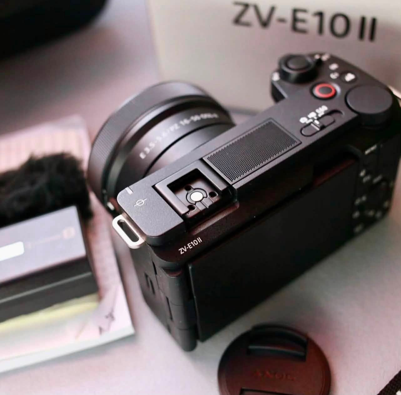 كامره SONY نوع zv10 
كامره نضيفه وستعمال قليل 
تصوير فيديو 4k تصوير الصور عالي الدقه 
 كامره ما تتفوت كامل ملحقاتها 
تواصل على الرقم فقط واتساب ***********  
يوجد توصيل جميع محافضات العراق
