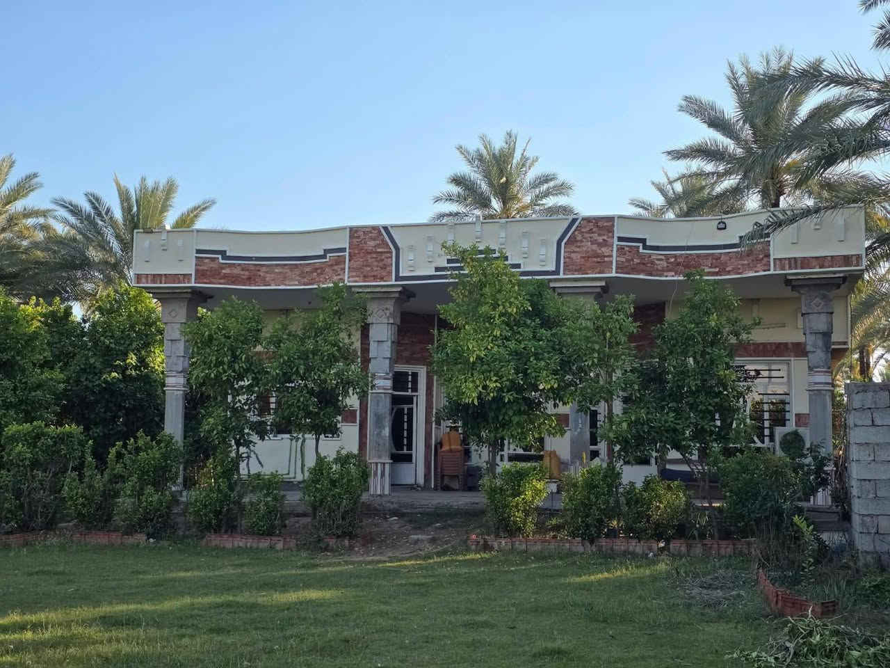 السلام عليكم ورحمة الله وبركاته
دار للبيع🏠 
 المساحه 1250 عدا المُحَرمات
مُقابل الشط مُباشر 🌊
يحتوي الدار 🏠على غرفتين وصاله ومطبخ وحولي وصحيات داخليه وخارجيه وحديقه كبيره امام البيت وبستان خلف الدار 🏞
ويوجد في البُستان نخل برحي 🌴
العنوان: بغداد/ شاطئ التاجي/منطقة (الحصيوه) 
للاستفسار الاتصال على الارقام الاتيه📞📞 
كورك:***********📞واتساب 
اسيا: ***********📞
