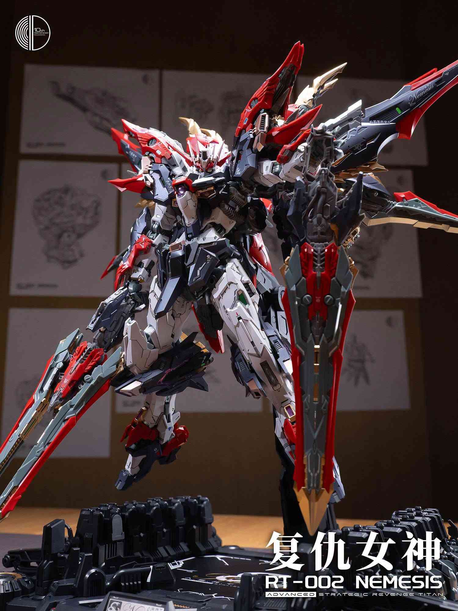 كاندام Infinite Dimension RT-002 Nemesis بمقياس 1/100، وهي عبارة عن مجسم ميكا (Mecha Model Kit) يُبنى يدوياً ومصمم بتفاصيل عالية تذكرنا بمجسمات الغندام (Gundam). 
يحمل هذا الإصدار اسم Advanced Strategic Revenge Titan (تيتان الانتقام الاستراتيجي المتقدم)، وقد صدر كنسخة تذكارية بمناسبة الذكرى العاشرة (10th Anniversary Commemoration) لانطلاق الشركة المصنعة.
 أبرز مواصفات هذا النموذج:المقياس: 1/100 (يبلغ طول المجسم بعد التركيب حوالي 22 إلى 24 سم).الهيكل الداخلي: يأتي مع مفاصل مصنوعة من مادة POM عالية الجودة لضمان الثبات والقدرة العالية على اتخاذ وضعيات حركية وديناميكية ممتازة.الملحقات والتفاصيل: يتضمن ملصقات معدنية عاكسة (3D Metal Stickers)، أجزاء معدنية محفورة (Metal Etching Parts)، وترسانة متنوعة من الأسلحة والأجنحة الضخمة القابلة للفصل والتشكيل.
متوفر لدينا للبيع يوجد توصيل لجميع المحافظات واتساب ***********

نص مكتوب في الصور:
- 复仇女神 RT-002 NEMESIS ADVANCED STRATEGIC REVENGE TITAN
- RT-002 NEMESIS ADVANCED STRATEGIC REVENGE TITAN
- 10th Vision Dimension 復仇女神 RT-002 NEMESIS ADVANCED STRATEGIC REVENGE TITAN