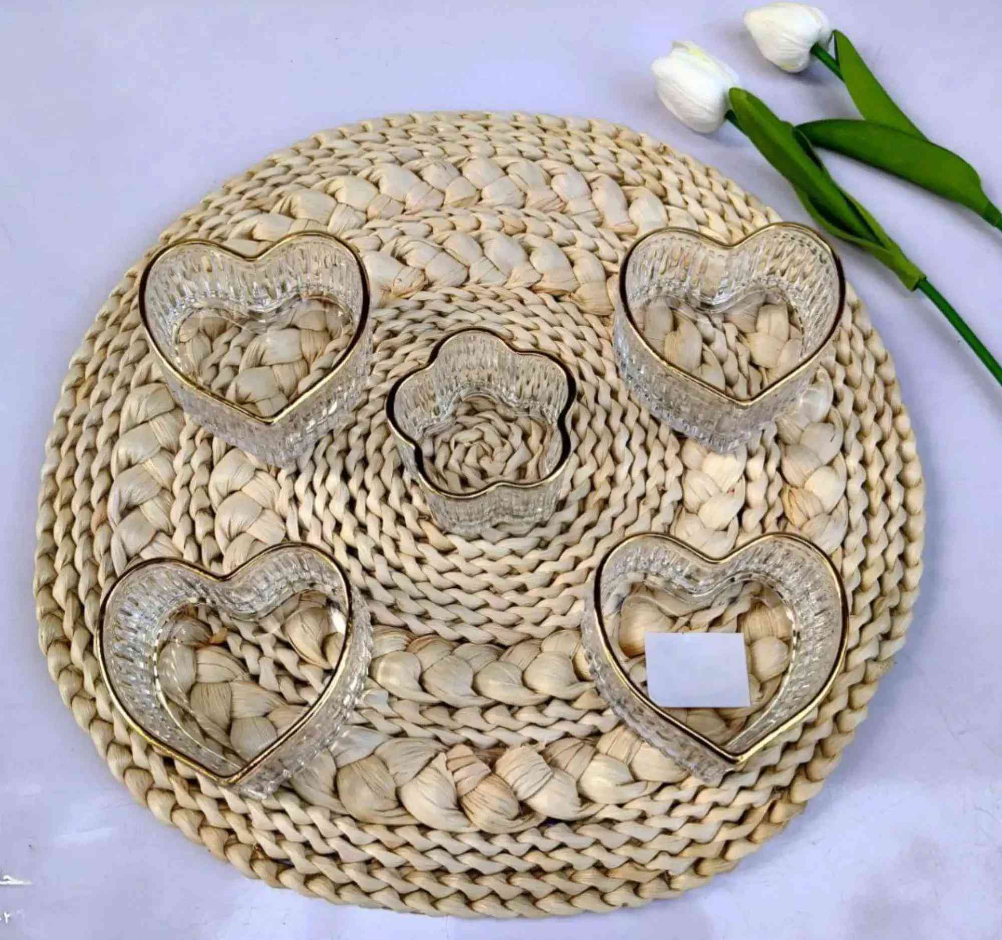 طقم ضيافة ملكي (5 قطع زجاج + صينية خشب) ​تصميم يأخذ العقل، يبيّض وجهج قدام ضيوفج ويخلي تقديمج دائماً مميز 😍 ​المميزات: ✅ 5 كاسات زجاج فخمة: حجم مثالي للحلويات والمكسرات ✅ صينية خشبية دافئة: ترتيب راقي يسهّل التقديم ✅ كشخة وسحّارة: تزيد الصالون والسفرة جمال وذوق ​📞 للطلب: *********** 🚚 التوصيل: لجميع محافظات العراق 🇮🇶 ​#طقم_ضيافة #مقدمة_حلويات #مقدمة_مكسرات #صينية_خشب #توصيل_العراق
