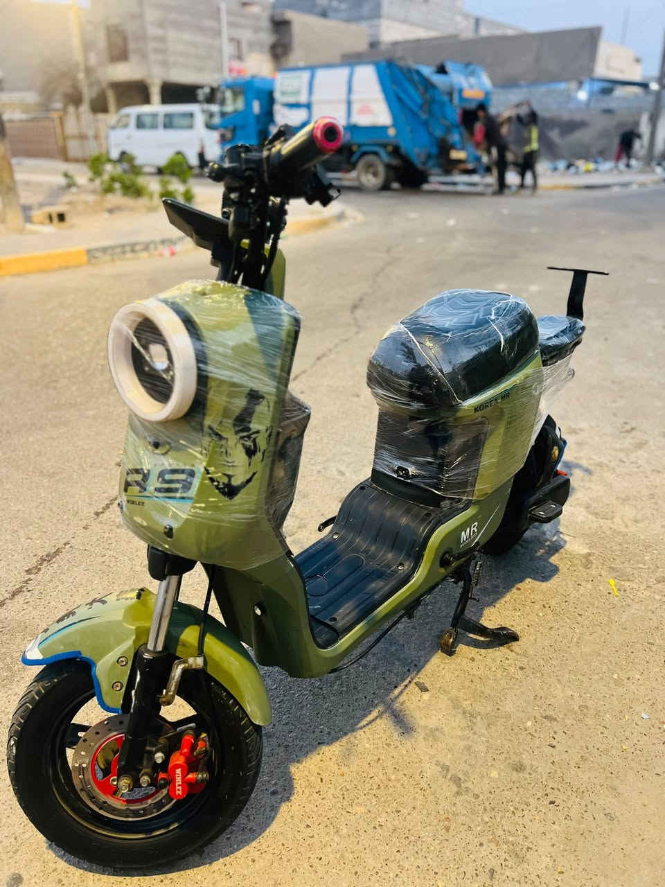 دراجه شحن ار 9 للبيع موديل 2025 
5 بطاريات 32 امبير ستوني شادهن 
سرعه 109 دراجه حلوه ونظيفه كلش المكان البصره القبله السعر 350 وبيها مجال للشراي ***********
