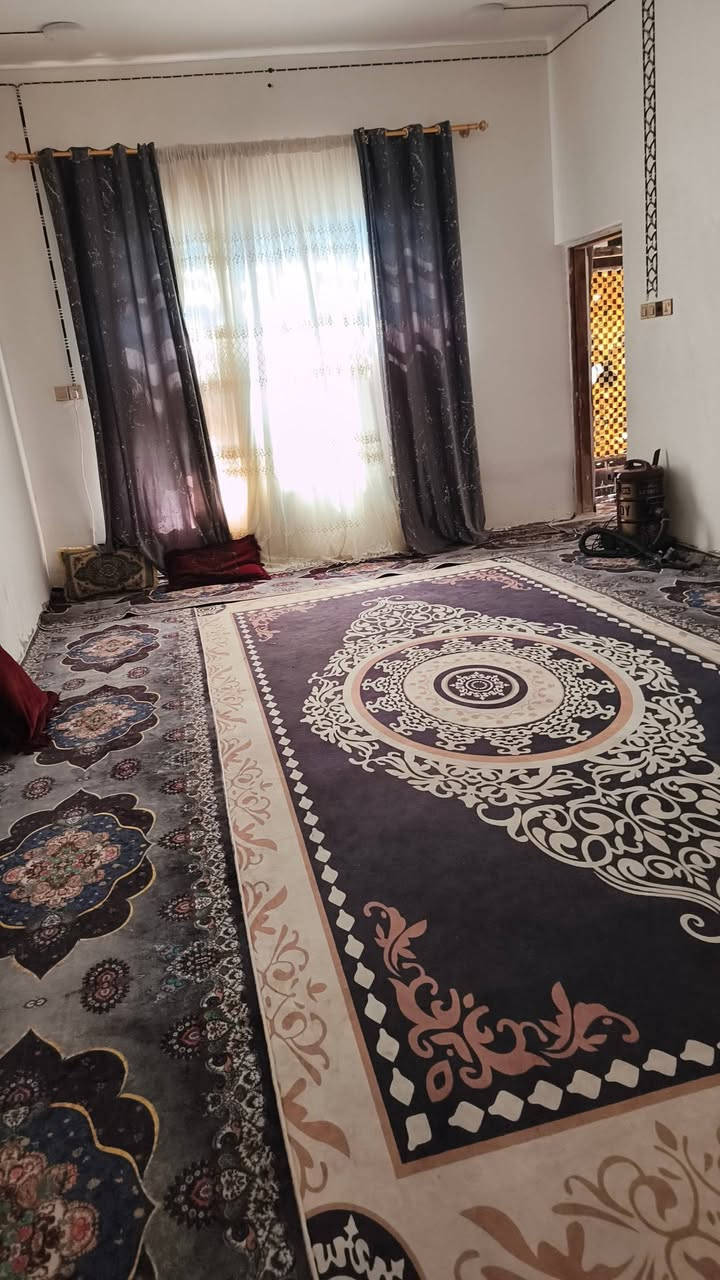 سلام عليكم بيت للبيع بحي زهراء يم ساحة الطف  يتكون البيت من غرفتين وصالتين واستقبال ومطبخ وصحيات خارجيه وداخليه ومدخل مساحة ٣٠٠متر طابوو زراعي سند ٢٥بناءطابوك ‏‪‏‪***********‬‏
