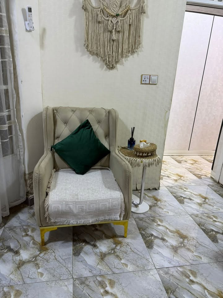 تخم 8 مقاعد نظيف حيل حتى الظهر مدوشم سعر ٤٥٠ مجال بسيط 
مكان المحموديه حي السلام 
تواصل ***********
