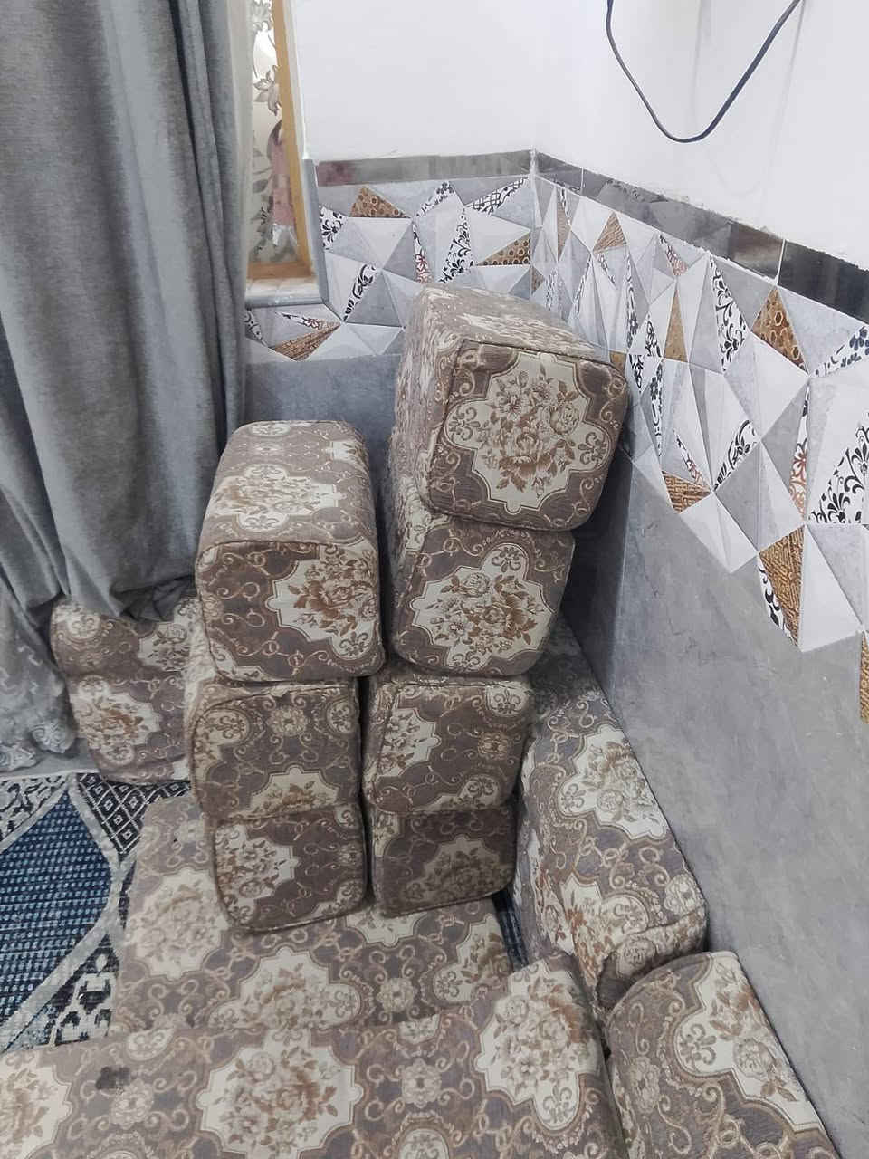 السلام عليكم جلسه ومدات للبيع السعر 300 وبيهن مجال مكاني نجف رقم ***********
