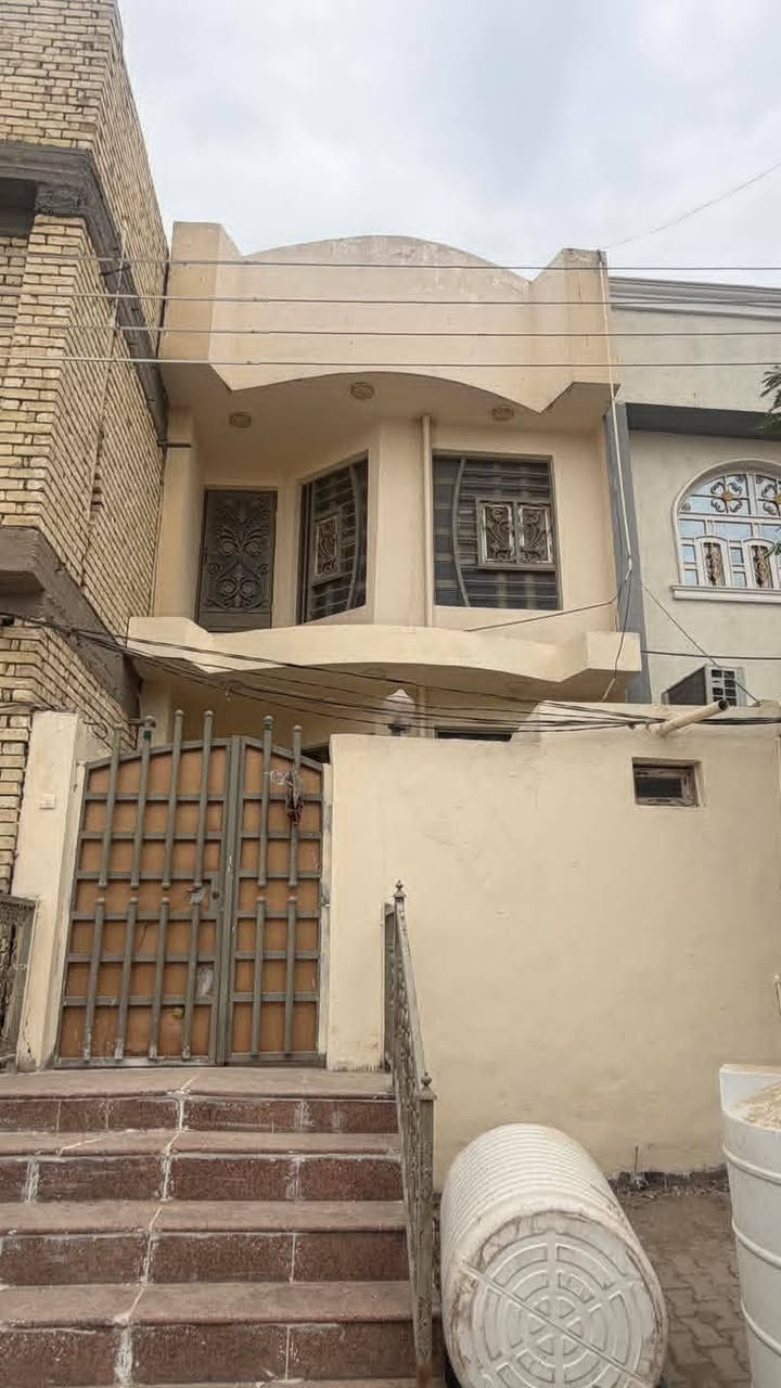 دار للإيجار • ١٠٠م • حي الجامعه ش١٥