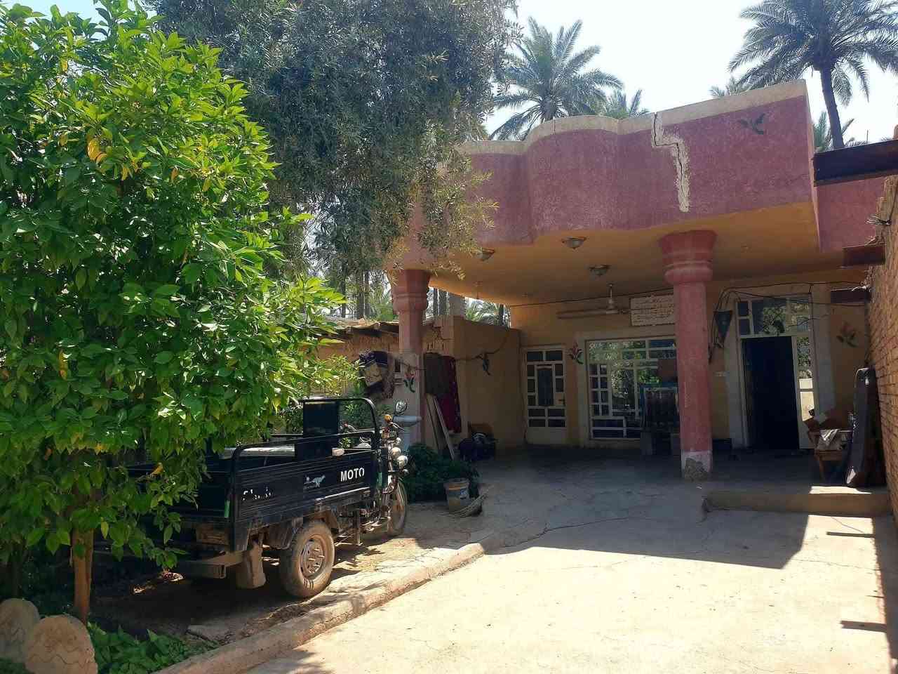 سلام عليكم بيت للبيع مساحه ٣٠٠ متر متكون من ثلاثه غرف وصاله وستقبال ومطبخ في منطقه الأسود طريق رابط بعقوبه والخالص قرب جامع براهيم الدسوقي الاتصال على الرقم ***********
