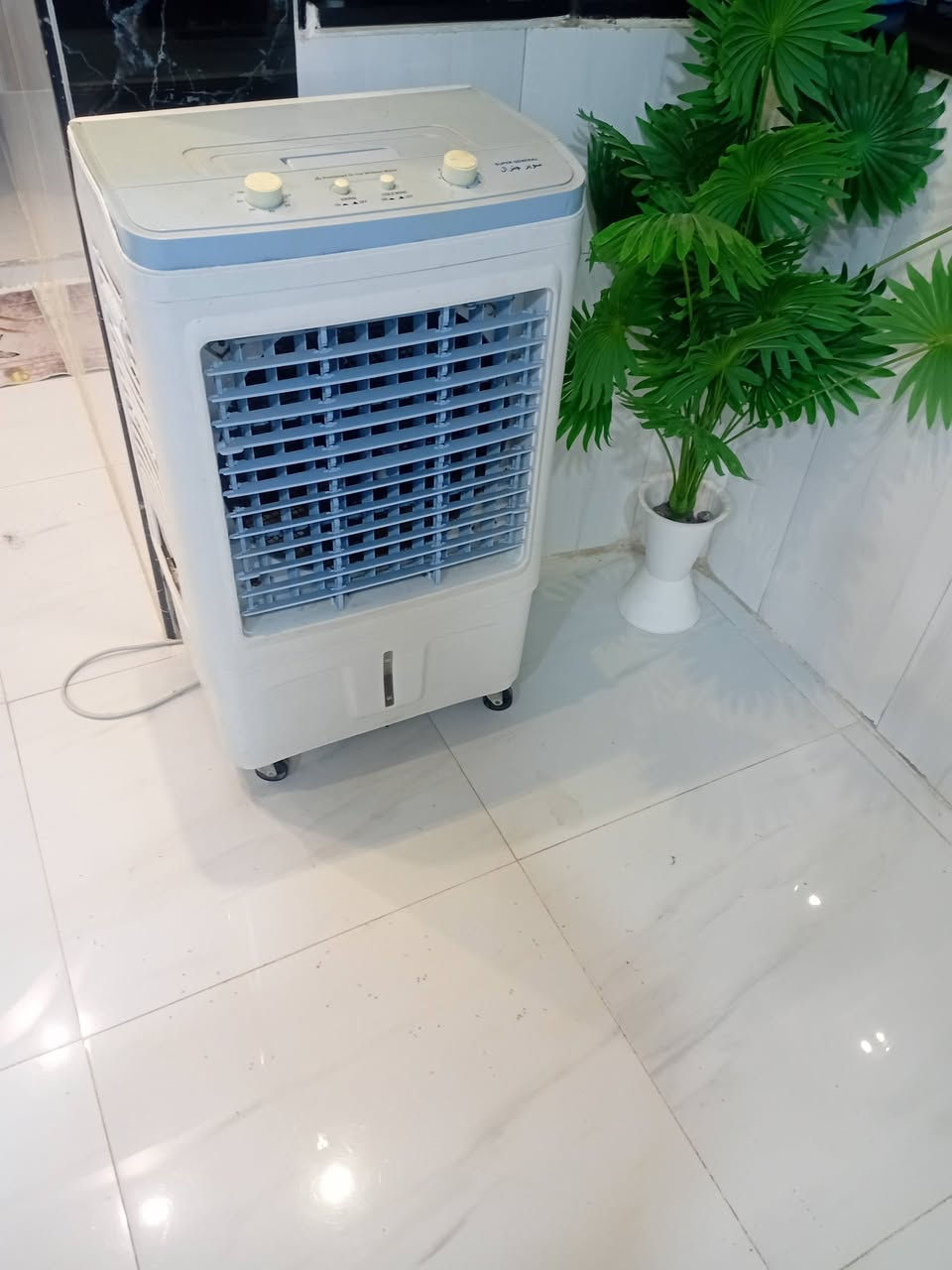 الحجم الصغير  

ماطورها ميشتغل مااعرف السبب 
ليف واتر بم كامل 
٥٠ الف 
***********

