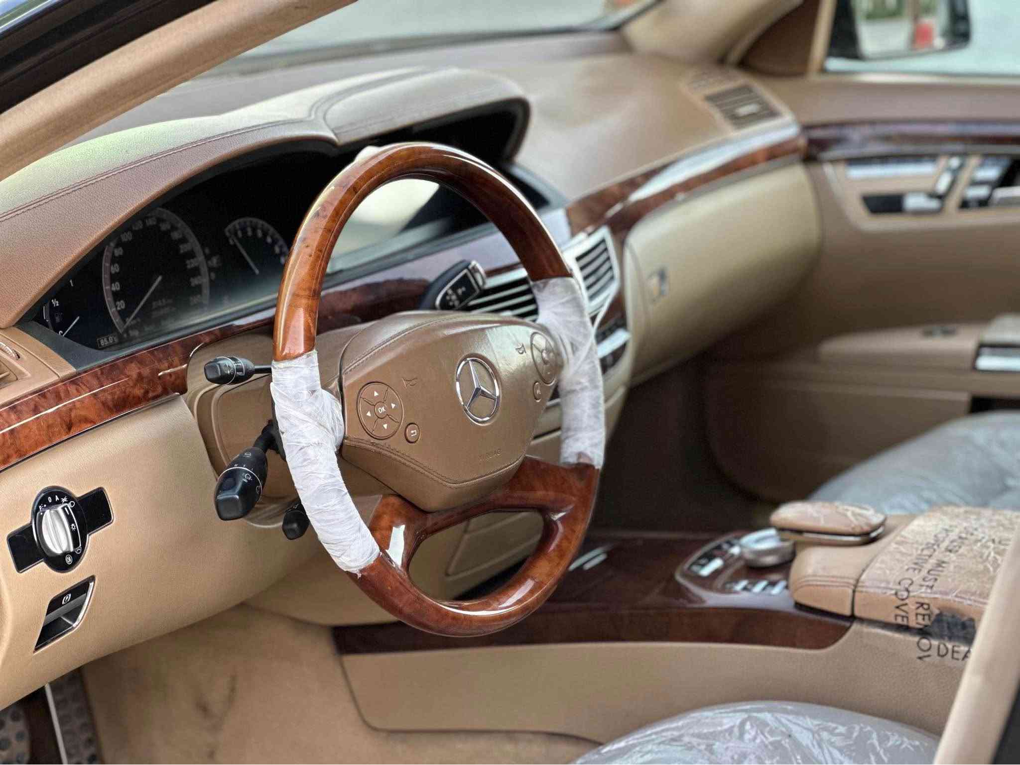 بسم الله الرحمن الرحيم
‏ MERCEDEZ BENZ S3502010
ميرسيدس S350 مؤديل 2010فول مواصفات ١/١
سيارة مواصفات خليجي باب طويل و پانوراما
-------------------------------------------
مكان🌆:أربيل                        سعر💵: 175$مجال بصيط
هاتف📲:*********** واتساب:-*********** 
-------------------------------------------
محريك V6 350 محريك مرغوب
گير و محريك بشرط بدون صوت و صرف و خلل بشرط فحص
-------------------------------------------
سيارة مكفولة كفالة عامة من كير محرك اكسل 
بيها 3قطحة صبوغ بدون دواخيل بدون ارباك. 
-------------------------------------------
مواصفات
{{ بصمة - پانوراما - باب طويل - رادار - خمس پردة - صندوق شفت - باب صحب - ماوص وتليفون - كشنات جلد - كشنات تتفيئة و تبريد - كشن و ستيرن خزن - كشنات خلفي كهربا - تبريد مركزي - سيدي بوكس - مراي شفت - بريك بصمة - كاميرا - حصاص امامي و خلفي - زينون و ليد - فورميكا - بعد }}
-------------------------------------------
اربع تاير ويل جديد حديد بدون مصروف
سيارة شرط بدون اى نواقص گير و موحريك و حدادي و كاهرباى كولة بشرط
سنوية و رقم جديد سنوي بأسمي تحويل غرامة بشرط
------------------------------------------- أربيل, العراق
