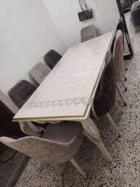 ميز طعام • للبيع