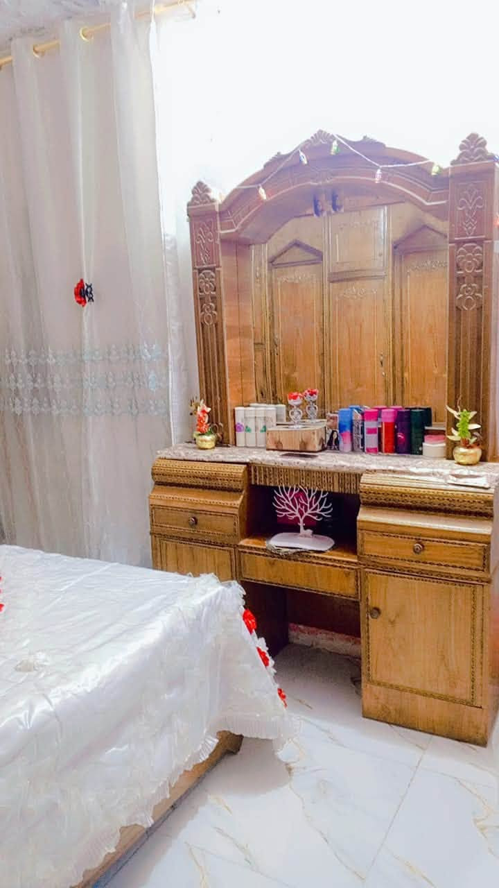 غرفه ام الخمسه للبيع ديكور 🎍 ملكي تسكام   عراقي  صاج الداخل والخارج  درجه اولى للبيع  شرط النضافه  وتس آب ***********  خاص موجود

نص مكتوب في الصور:
- الكنتور ٧ خانات مقطع ديكور ملكي زائد جرارات
- هذه زاويه