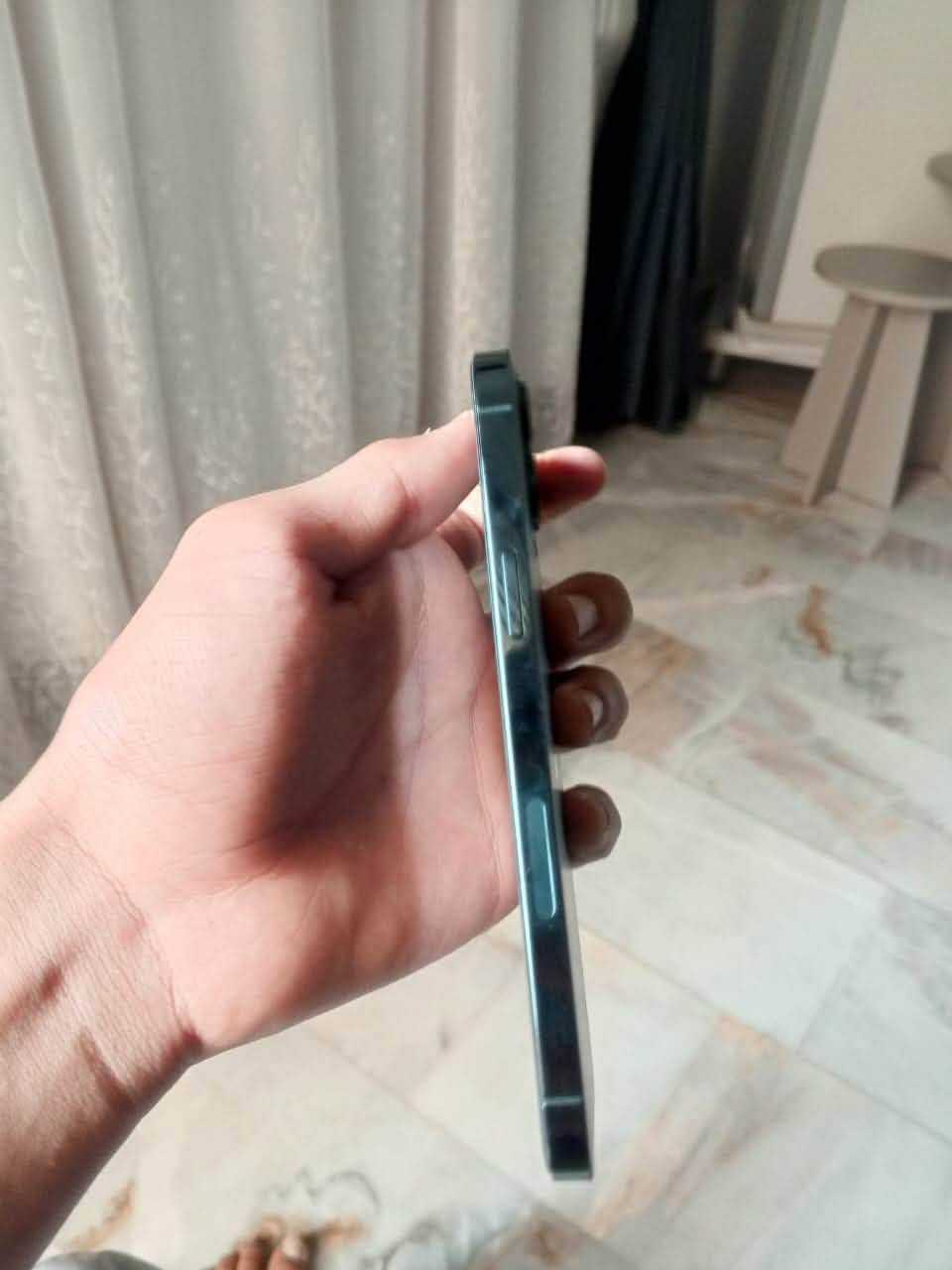 📱 آيفون 12 برو ماكس (iPhone 12 Pro Max) للبيع
الموديل: iPhone 12 Pro Max (أمريكي LL/A)
 اللون: أزرق محيطي (Pacific Blue)
 الذاكرة: 256 جيجابايت
 نسبة البطارية: 76% (أصلية)
 الحالة العامة: الجهاز بحالة ممتازة ونظيف جداً، استخدام شخصي راقي.
 الصيانة والقطع: بلاد بالكامل، ما مفتوح ولا داخل صيانة نهائياً، الشاشة وكافة القطع الداخلية والخارجية أصلية  100‎%. سعره 525وبي مجال استفسار ***********مكاني بغداد مشتل
