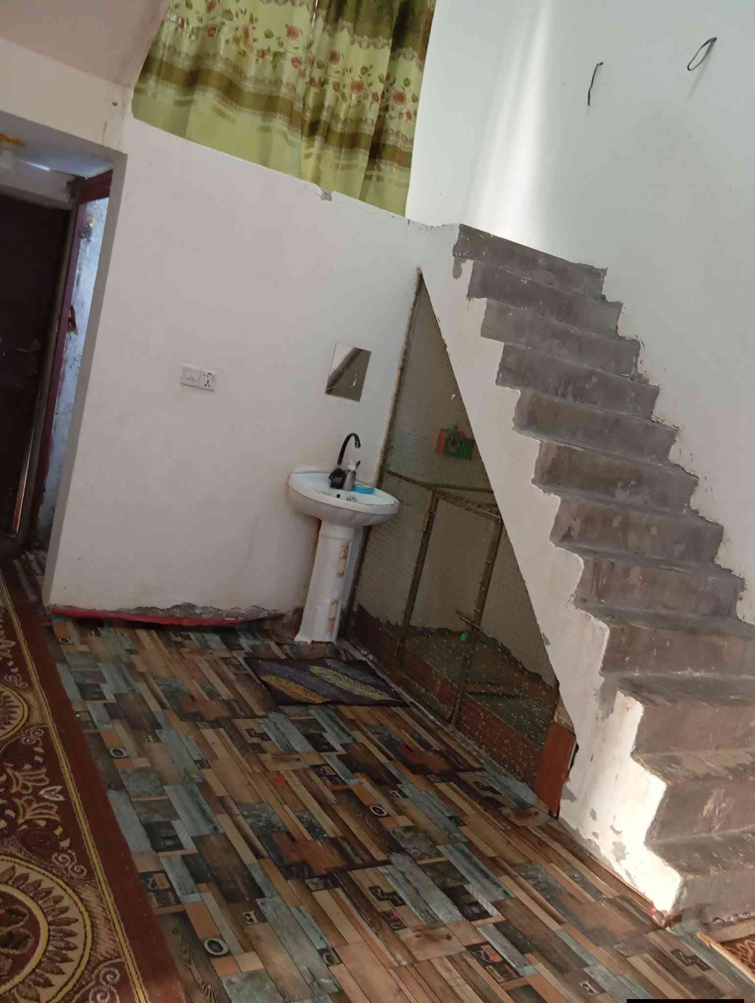 السلام عليكم بيت للبيع مع حديقه المساحه ٤٠٠متر متكون من قرفتين وصاله ومطبخ  واستقبال وصحيات خارجيه وداخليه المكان على طريق أبو الماش نهايت السايدين متوفر خدمات أساله بل باب كهرباء وسحب سعر 43وبي مجال باقي تفاصيل ***********//***********
