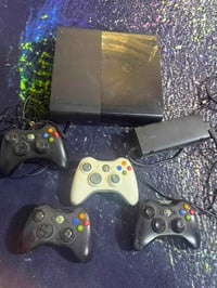 جهاز إكس بوكس 360 (Xbox 360) بحالة ممتازة، يتضمن المواصفات والمرفقات ا...