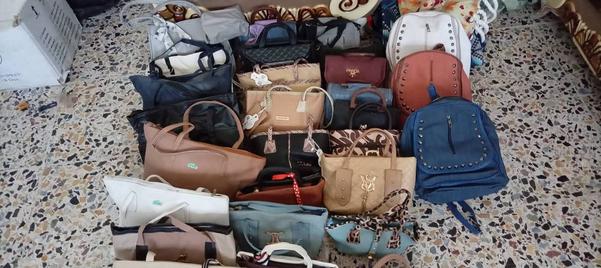 السلام عليكم للبيع شلعه وحده جنط واحذيه نسائي للاستفسار التواصل *********** العنوان بغداد
