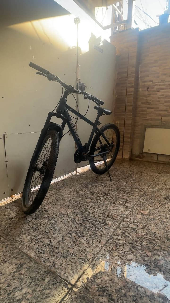 السلام عليكم بيع بايسكل BMX GTR (Sport Edition باسيكل نضيف وعلى ضمانتي مستعمل عدة اشهر لونة مميز لون نفطي ونوع الحديد مالتة المنيوم نضيف عدد السرعات الامامية 7 مسننات والخلفية3 مسننات  نوع المكابح(البريك)  (Mechanical Disc Brakes. الإطارات: إطارات جبلية بنقشة عريضة ومضلعة (Off-road knobby tires) لتوفير ثبات عالي.نوع الصنبرات (Front Suspension)وضيفتها تمتص الصدمات الامامية 

سعر البايسكل 120 بي مجال بسيط للشراء.     بايسكل بي ام اكس 
رجاءآ رجاءآ فقط الشراي يدخل خاص 

الباسيكل بي مشكلة بسيطة الحاب يعرف نوع المشكلة ييجيني واتساب 
***********

اصحاب الخبرة لا تفوتون هاذ البايسكل لان ماركة عالمية وبايسكل جبلي يتحمل الطسات مال بغداد
