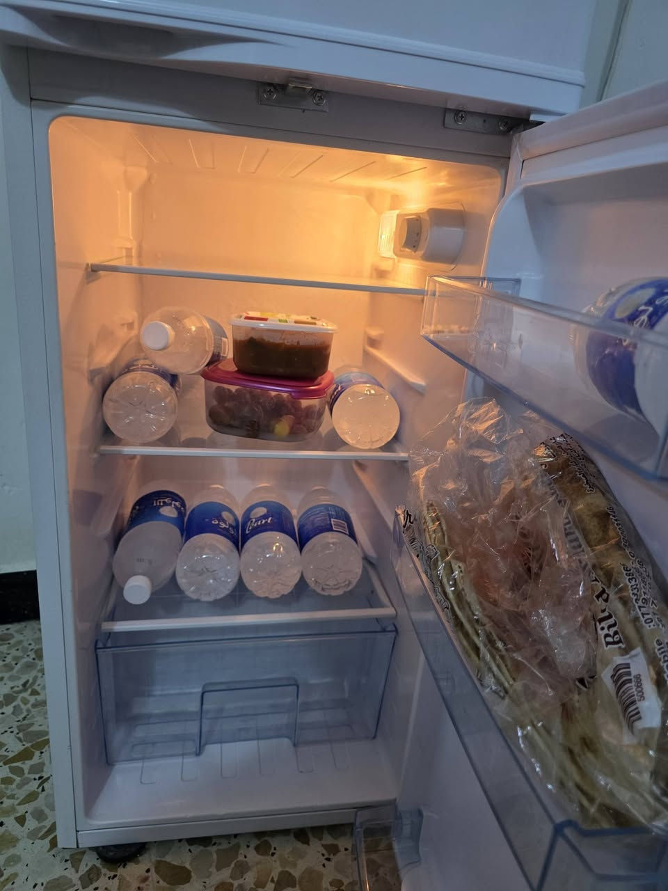 ثلاجه نوع هيونداي اصلي مستخدمه 3 اسابيع فقط بعدها بالضمان علماان ضمانها 4 سنوات والثلاجه شغاله تجي تشوف بعينك فريزها وتبريدها.. السعر قفل من الاخير 200 مكاني سيديه ***********
