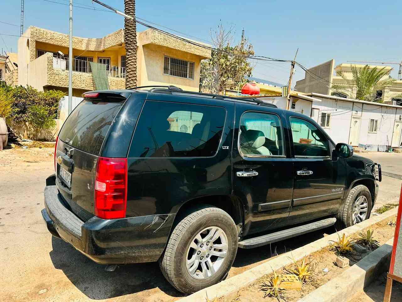 للبيع تاهو LTZ ابتر   اسود فوووول مواصفاات 1/1 كفااااله (كير محرك تبريد ❄️ حداده تخم تاير ) كلها على وضع الشركه 
موديل :٢٠٠٧ بااسمي رقم انكليزي سليمانيه 
كشنات جلد + تدفئة وتبريد 
كامره خلفيه
حساسات خلفيه 
شاشات داخليه 
اشاير بل مري +شفط
كشنات كهربائيه 
تحكم ستيرن كامل + كروز سرعه 
جنطه شفط 
تنته سقف 
ملاحضه : البنيد والقماره جراد قليل بلصبغ الكل تعرف التاهو ولون الاسود :عايفها على وضعها 
#السعر٢٠٠ وبيها مجال #بغداد  ***********
