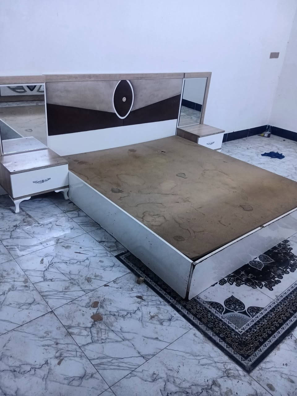 غرفه تركي بدون ضرر سعر 300تخم ديوان حاطه 18مقعد 350قفل مجمده 225 شراي يتصل وكو توصيل ***********
