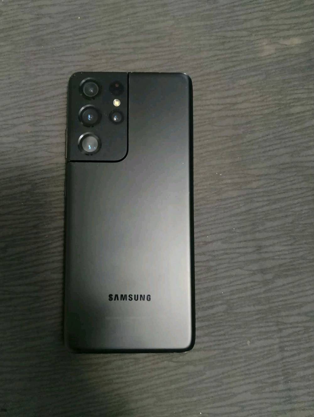 GalaxyS21 Ultra  5G
دبل شريحة ذاكره256/عشوائية 12بس بي كسر بشاشة جوه ما مأثر عل لمس من اول مجبته 
جهاز بلادي ما مفتوح ولا داخل تصليح للبيع لو مراوس بوكو