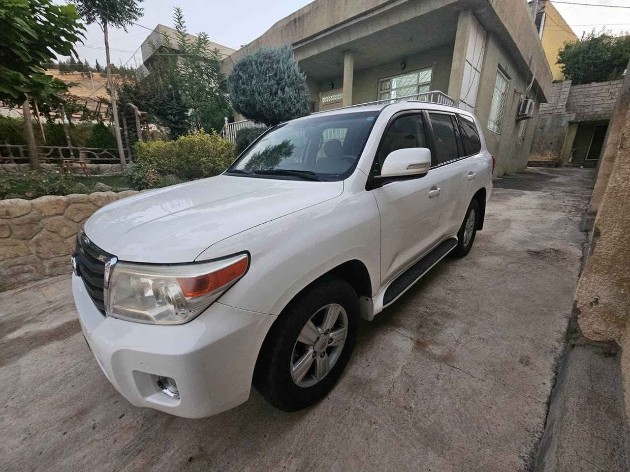 Toyota Land Cruiser 2013 GX 
بى بوياغ 
١٨٦ هه زار كم رويشتووه 
٢ پيدى ئارى بچوكى هه يه 
سيسته مى غازى يتالى بؤ به ستراوه 
رقم و سنوى نوئيه به ناوى خؤمه 
سعرى ٢٩٠$ و مجالىكى كه م 
*********** أربيل, العراق
