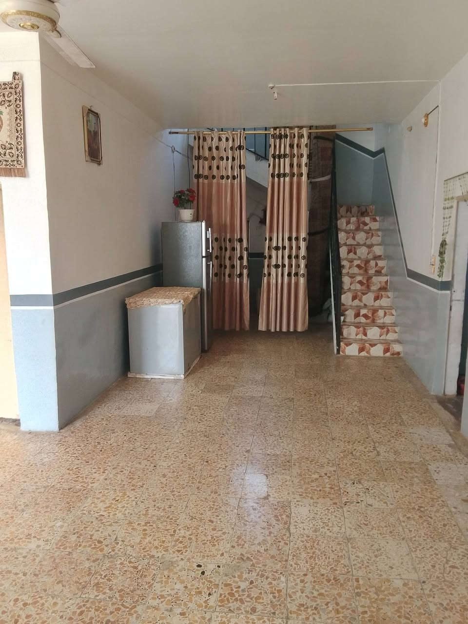 ***********
بيت للبيع مساحه الدار 300 الرظويه خلف دائره المرور وجه عل قايش عرظ13 نزال23  يحتوي علا اربع غرف وصاله  ومطبخ واستقبال 10 وكراج لاستقبال وال بيت للاستفسا
