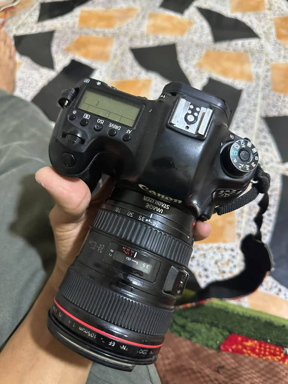 كانون 6D للبيع مكاني بصرة عدستها 24/105 كامرة تاركها صار فترة وياها شاحن وبطارية وحدة رقم تواصل *********** سهرها 500
