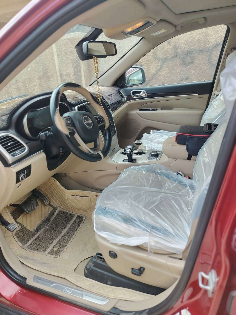 السلام عليكم
جيب شيروكي ٢٠١٤ خليجي
كامل مواصفات
محرك 3600
اي حادث مابيهه
سعر 220 وبيها مجال بسيط 

***********
