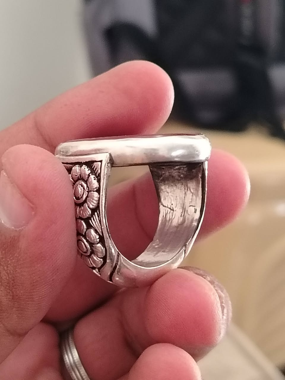 يماني متعوب عليه صياغه وحجر
مخطوط الفاتحه بالداير والوسط فوضت امري 
والجوانب  يا قاظي الحاجات و مجيب الدعوات 

خط محمد همداني توقيع رفيع 

صياغه بقشه  الثقيله 

قياس الحجر 3 سانتيم

وزنه ثقيل 

قياس 25
السعر  200 الف عراقي يوجد توصيل

***********
