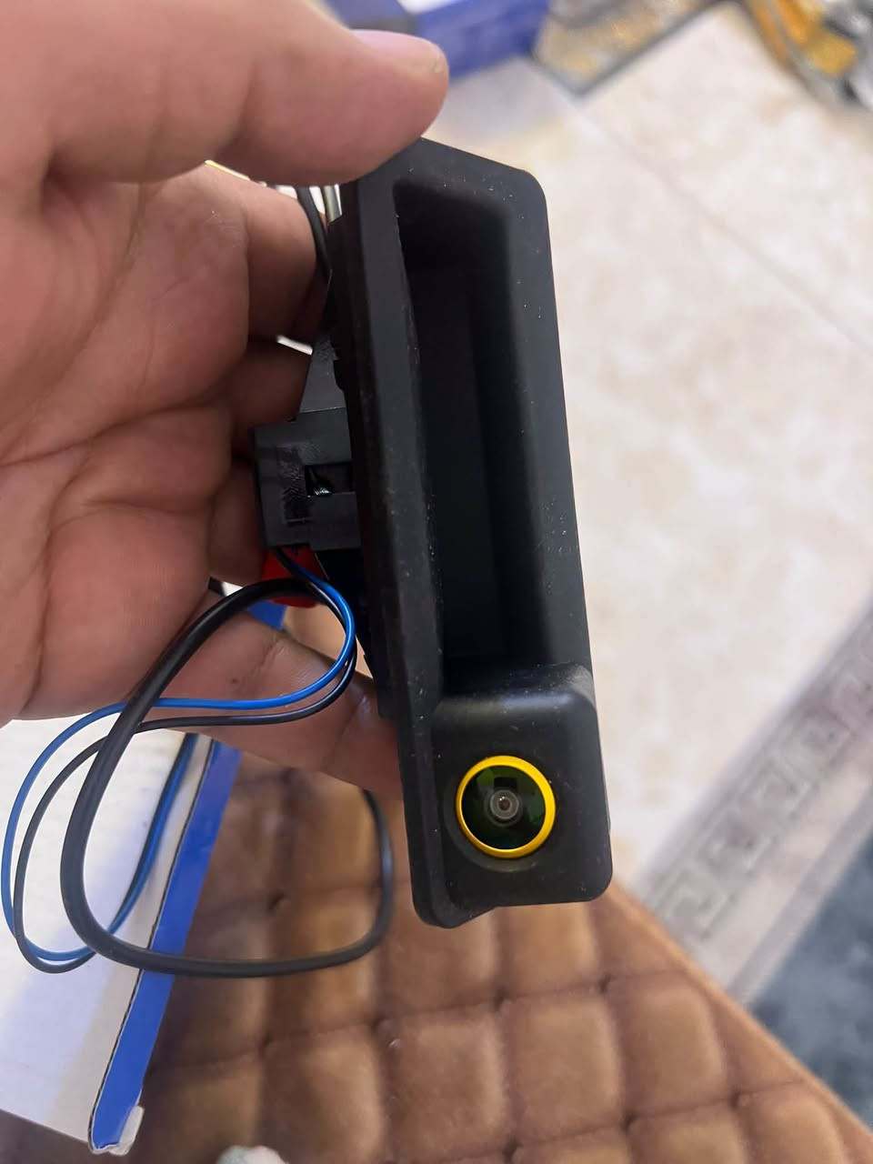 مواصفات الكاميرا: كاميرا رؤية خلفية مساعدة مخصصة للرجوع (Backup Reverse) بدقة عالية 2K ومزودة بعدسة عين السمكة المتطورة (Fisheye Lens) للحصول على زاوية رؤية عريضة جداً، وتدعم بث فيديو عالي الوضوح بتقنية AHD
الموديلات المتوافقة داخل المنشور السعر25

نص مكتوب في الصور:
- موديلات سيارات BMW المتوافقة مع هذه الكاميرا:
- العلبة مخصصة لمجموعة واسعة من فئات سيارات بي إم دبليو (BMW)، وتحديداً الفئات والرموز التالية المكتوبة على الملصق:
- • الفئة الأولى: E88, E82.
- • الفئة الثالثة: E93, E92, E91, E90, E46.
- • الفئة الخامسة: E61, E60, E39.
- • فئات جيب (SUV):
- ◦ X1: (الهيكل E84).
- ◦ X3: (الهيكل E83).
- ◦ X5: (الهيكل E70, E53).
- ◦ X6: (الهيكل E72, E71).
- Alibaba