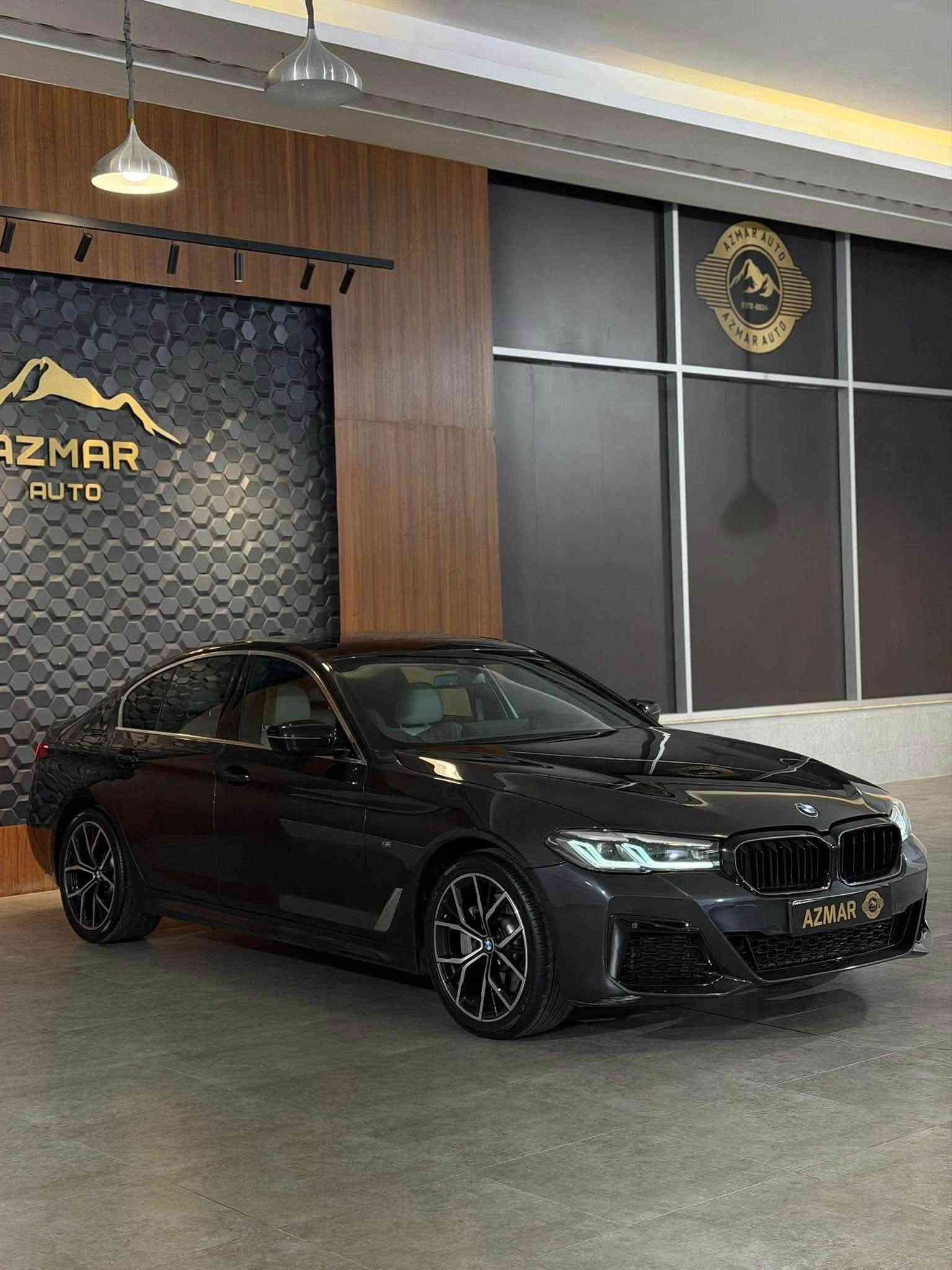 BMW 530i M Package  X Drive
ارخص سعر بكل العراق : 298$ ورقة 
موديل 2021
ماشية ٦٠ الف

السيارة M Package و X Drive🔥
مواصفات السيارة فول الفول
بنوراما و داخل كريمي و كشنات تدفئة و كهربائي و ميموري و داتاشو و كامرات و حساسات و رادارات و انضمات قيادة بيها و تحديد سرعة و قيادة ذاتية و تحكم كامل ستيرن و اوتو هولد و انارات داخلية متعدد الالوان و سماعات Harman/ kardon و بعد هواية مواصفات متنذكر

السيارة بيها جاملغ امامي جهة السايق صبغ بدون دواخل بشرط
كير و محرك و كهربائيات كلها بشرط السيارة جاهز و ما يحتاج دينار مصرف
تحويل او وكالة ثاني يوم

سعر : ٢٩٨$ ورقة 
للاستفسار : ***********
العنوان: السليمانية المعارض الجديدة شركة ازمر اوتو معرض رقم ٣٤
