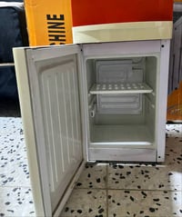 براد مستعمل للبيع سعر  100وبي مجال للشراي تواصل على رقم 07809688285